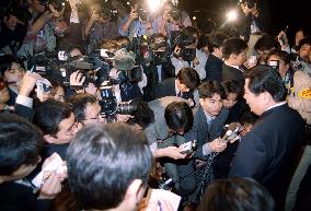 Gov't spokesman Nakagawa surrounded by reporters